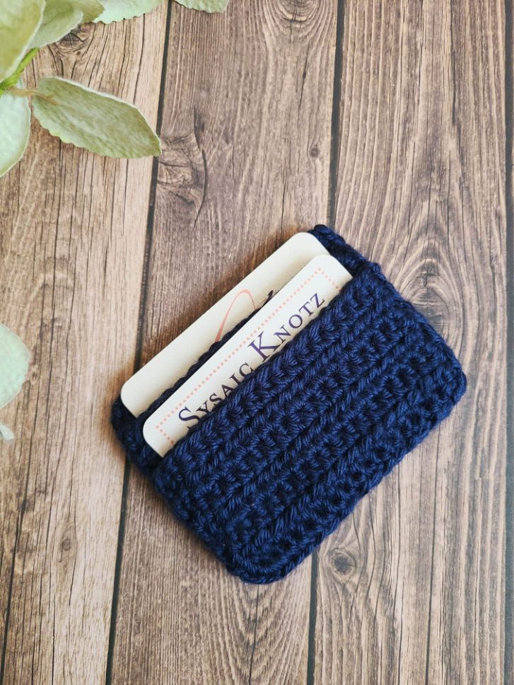 Displaying 2 pocket wallet.